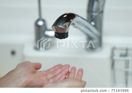 Female hand when tap water does not come out due to faucet failure Female hand when tap water does not come out due to faucet failure 75163986