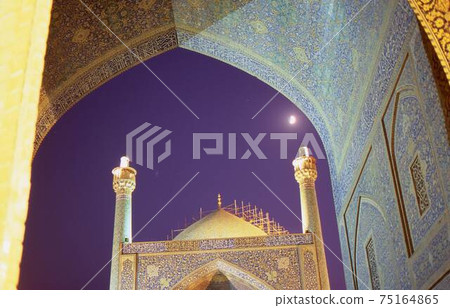 Night view of the mosque in Isfahan 75164865
