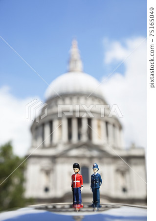 Figurines of London officers with St. Paul's Cathedral in background 75165049