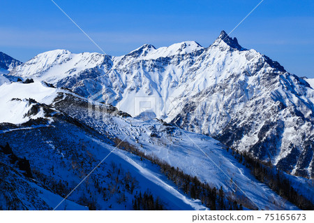 Mt. Yarigatake of silver seen from Mt. Tsubakuro 75165673