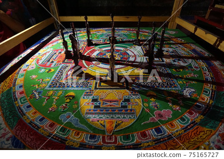 Tibetan sand mandala 75165727
