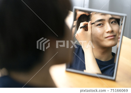 Young men who draw eyebrows Men's makeup image 75166069