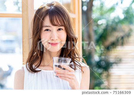 Young woman with a cup 75166309