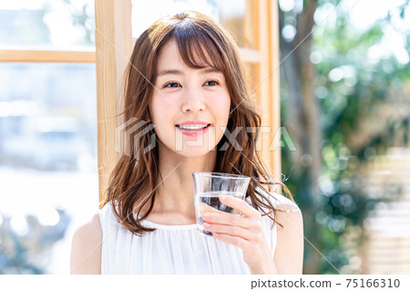 Young woman with a cup 75166310