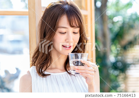 一杯的年輕女子 一杯的年輕女子 75166413