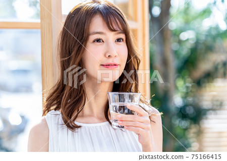 一杯的年輕女子 一杯的年輕女子 75166415
