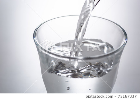 倒水 倒水 75167337