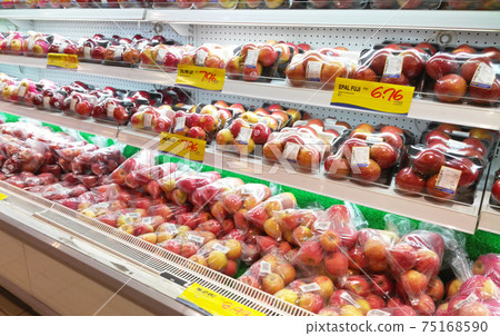 SEREMBAN, MALAYSIA -OCTOBER 09, 2017:  Fresh apple fruit in plastic wrap and for sale. Packages is placed on the cold chiller shelf to last long. 75168590