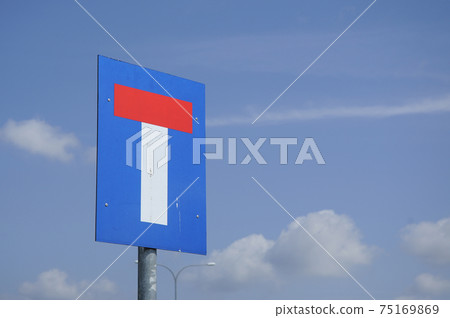 Dead end road signage. Motorist advised to careful. Dead end road signage. Motorist advised to careful. 75169869