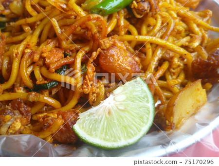 SELANGOR, MALAYSIA -JANUARY 15, 2017: Malaysian style fried noodle or local tongue call mee goreng  75170296