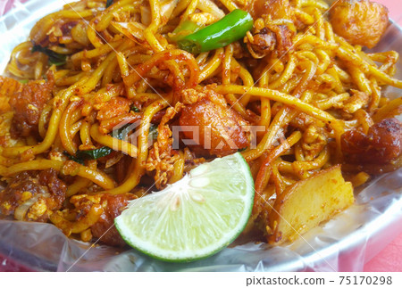 SELANGOR, MALAYSIA -JANUARY 15, 2017: Malaysian style fried noodle or local tongue call mee goreng  75170298