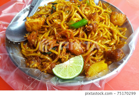 SELANGOR, MALAYSIA -JANUARY 15, 2017: Malaysian style fried noodle or local tongue call mee goreng SELANGOR, MALAYSIA -JANUARY 15, 2017: Malaysian style fried noodle or local tongue call mee goreng 75170299