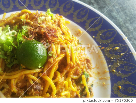 SELANGOR, MALAYSIA -JANUARY 15, 2017: Malaysian style fried noodle or local tongue call mee goreng SELANGOR, MALAYSIA -JANUARY 15, 2017: Malaysian style fried noodle or local tongue call mee goreng 75170300