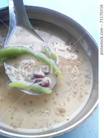 Malaysian desserts called Cendol .Cendol is made from crushed ice cubes and flour, and a variety of sweets and fruits. Malaysian desserts called Cendol .Cendol is made from crushed ice cubes and flour, and a variety of sweets and fruits. 75170316