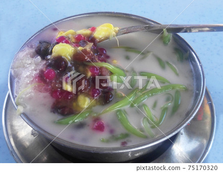 Malaysian desserts called Cendol .Cendol is made from crushed ice cubes and flour, and a variety of sweets and fruits. 75170320