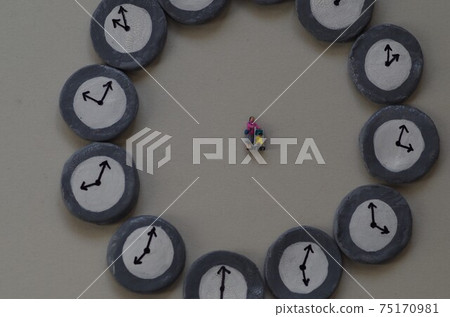 A clock surrounds the baby and mom A clock surrounds the baby and mom 75170981