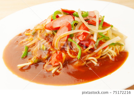 Spaghetti with seasoner Spaghetti with seasoner 75172216