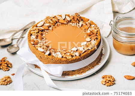 Cheesecake with salted caramel and nuts. 75174083