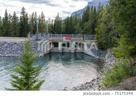 Lake Minnewanka beautiful landscape in summer day. Famous tourist attraction for leisure activities, boat cruise and mountain trail hiking in Banff National Park, Canadian Rockies. Lake Minnewanka beautiful landscape in summer day. Famous tourist attraction for leisure activities, boat cruise and mountain trail hiking in Banff National Park, Canadian Rockies. 75175349
