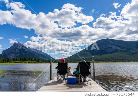 lake vermillion banff mountains