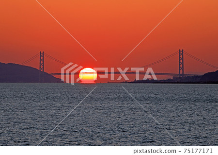 明石海峽大橋的達摩日落 明石海峽大橋的達摩日落 75177171