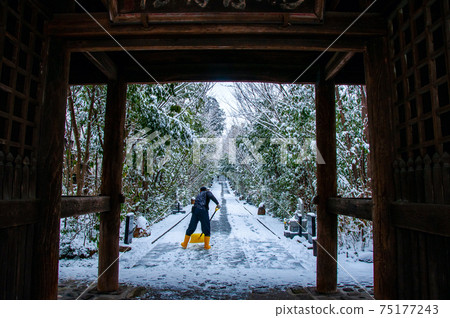 Snow shoveling on the approach to the Niomon Gate of Rinnoji Temple in Kitayama, Sendai City Snow shoveling on the approach to the Niomon Gate of Rinnoji Temple in Kitayama, Sendai City 75177243