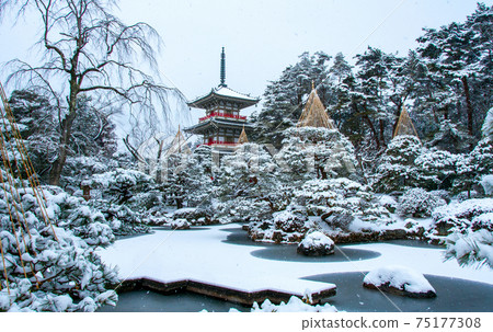 仙台北山林蔭寺日本花園三層寶塔和Yukitsuri 仙台北山林蔭寺日本花園三層寶塔和Yukitsuri 75177308