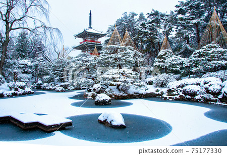 仙台北山林蔭寺日本花園三層寶塔和Yukitsuri 仙台北山林蔭寺日本花園三層寶塔和Yukitsuri 75177330