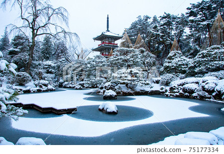 Sendai Kitayama Rinnoji Japanese Garden Three-storied Pagoda and Yukitsuri 75177334