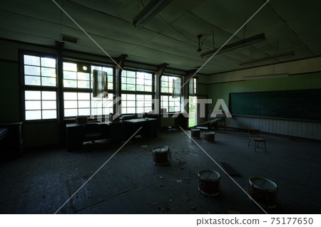 Ruined Yamanashi Egusa Elementary School Abandoned School Music Room 75177650