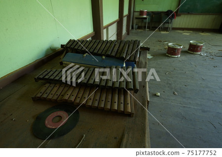 山梨縣E古城小學廢棄的音樂室 山梨縣E古城小學廢棄的音樂室 75177752