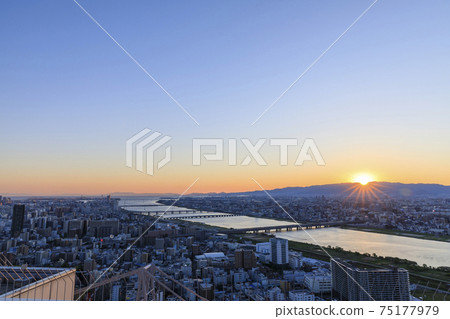 Osaka prefecture cityscape Yodogawa evening view 75177979