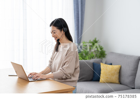 在家工作的中年女人 75178385