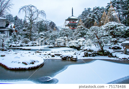仙台北山林蔭寺日本花園三層寶塔和Yukitsuri 75178486