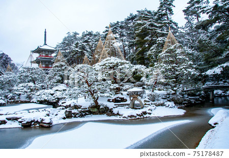 仙台北山林蔭寺日本花園三層寶塔和Yukitsuri 75178487