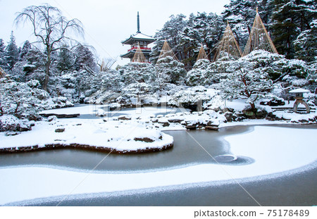 仙台北山林蔭寺日本花園三層寶塔和Yukitsuri 75178489