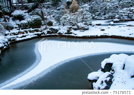 仙台北山林忍寺日本庭園池塘雪景 仙台北山林忍寺日本庭園池塘雪景 75178571