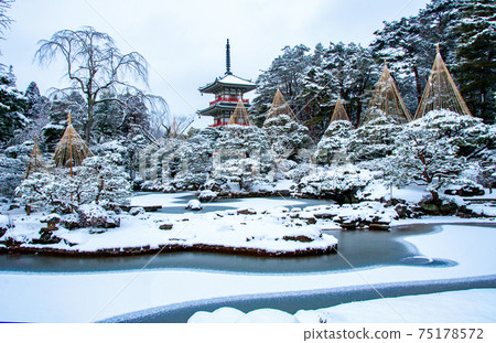 Sendai Kitayama Rinnoji Japanese Garden Three-storied Pagoda and Yukitsuri Sendai Kitayama Rinnoji Japanese Garden Three-storied Pagoda and Yukitsuri 75178572