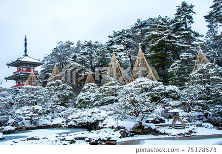 仙台北山林蔭寺日本花園三層寶塔和Yukitsuri 仙台北山林蔭寺日本花園三層寶塔和Yukitsuri 75178573