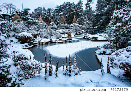 仙台北山林蔭寺日本花園三層寶塔和Yukitsuri 75178579