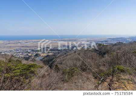 從藍天和宮城縣山本町四方山俯瞰山本和渡裡的鳥瞰圖 75178584