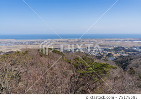 從藍天和宮城縣山本町四方山俯瞰山本和渡裡的鳥瞰圖 75178585