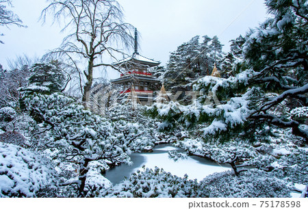 仙台北山林蔭寺日本花園三層寶塔和Yukitsuri 75178598