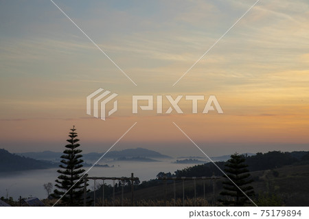 泰國考科（Khao Kho）的黎明風景 75179894