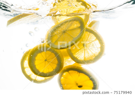 檸檬水下 檸檬水下 75179940