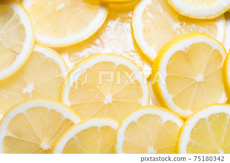 Sliced lemon 75180342