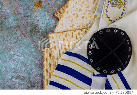 Matzoh jewish holiday bread Jewish family celebrating passover 75180894