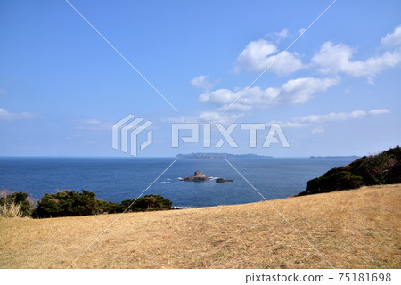 長崎縣一木島的最北端，是在吳島角多岩石的海岸上著名的垂釣點，長著一條大蒼蠅 75181698