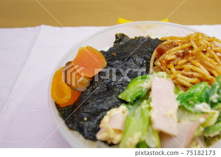 便當在一個圓形的容器 便當在一個圓形的容器 75182173