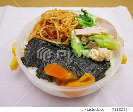 便當在一個圓形的容器 便當在一個圓形的容器 75182174